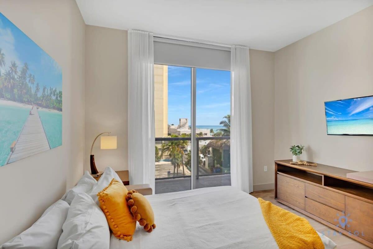 Rooftop Pool - Balcony - - Gym *