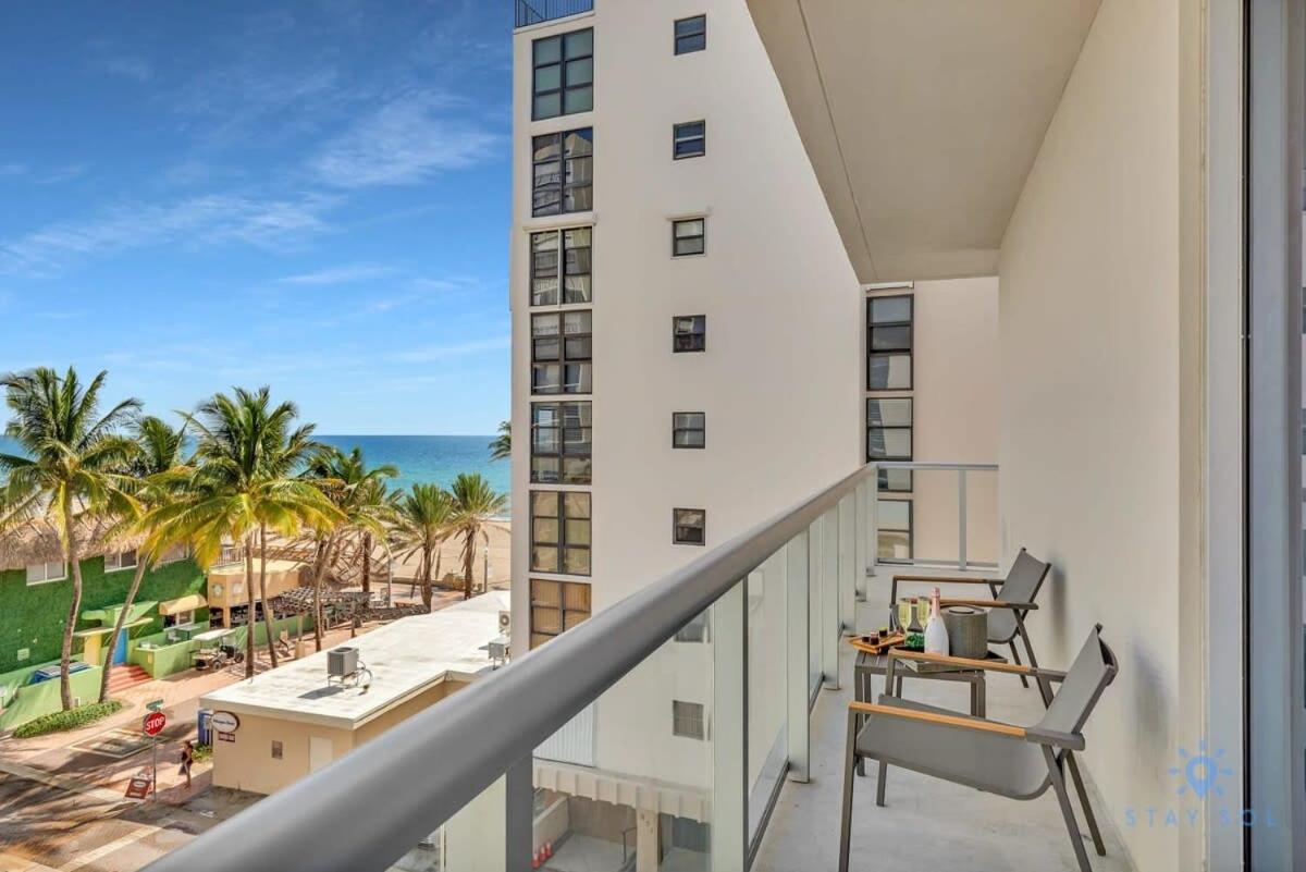 Rooftop Pool - Balcony - - Gym