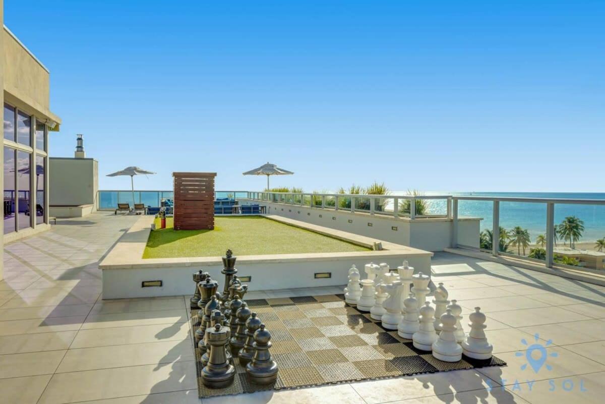 Rooftop Pool - Balcony - - Gym Hollywood