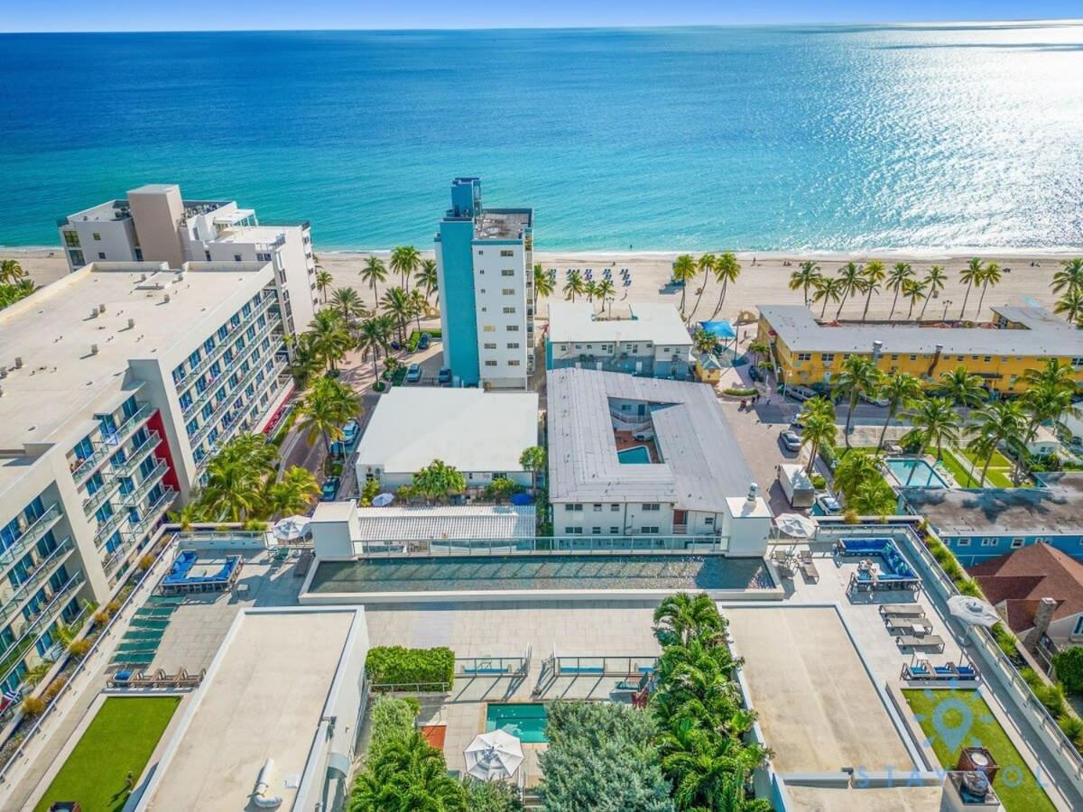 Rooftop Pool - Balcony - - Gym Hollywood
